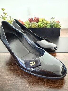 Gucci Black Patent Leather Kitten Heel Pumps with Bow Logo EU 38